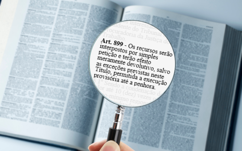 “Lupa destacando o texto do art. 899 da CLT, que prevê a execução provisória e o efeito meramente devolutivo dos recursos trabalhistas.”