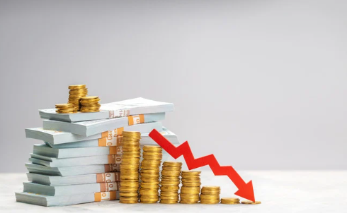 “Pilha de moedas e notas com uma seta vermelha descendente representando o risco de deterioração patrimonial da empresa durante a fase recursal.”