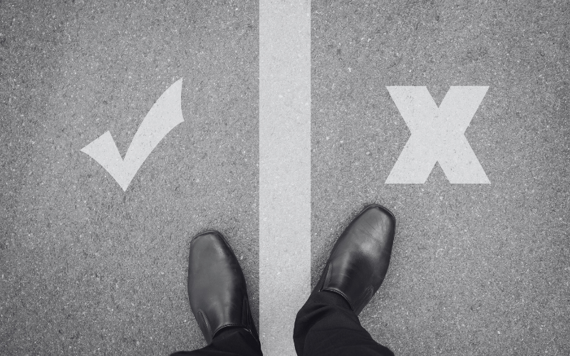 “Pirâmide das verbas trabalhistas mostrando reflexos como horas extras, adicional noturno, 13º salário, férias e FGTS derivados da base salarial.”